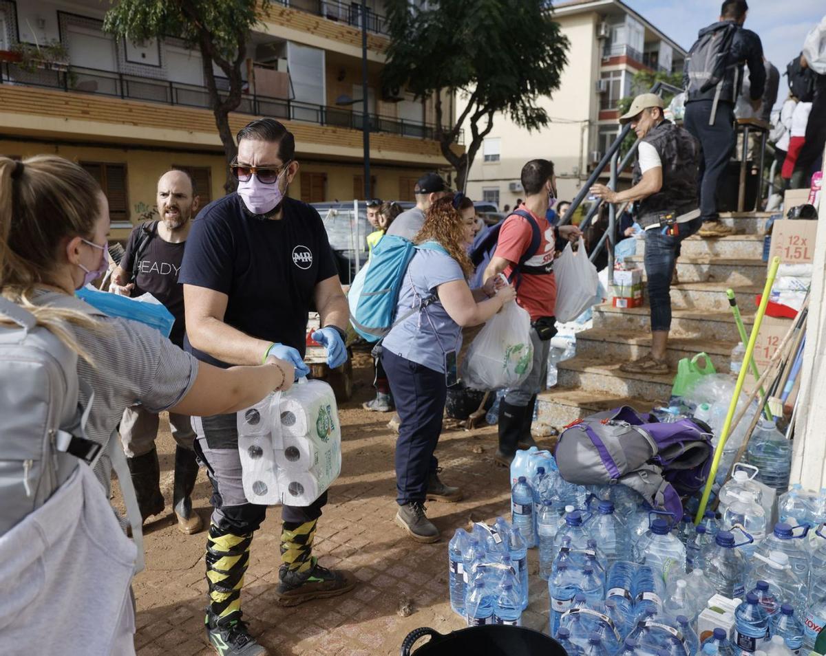 Los restos de la riada invadiendo Catarroja. | A. F.
