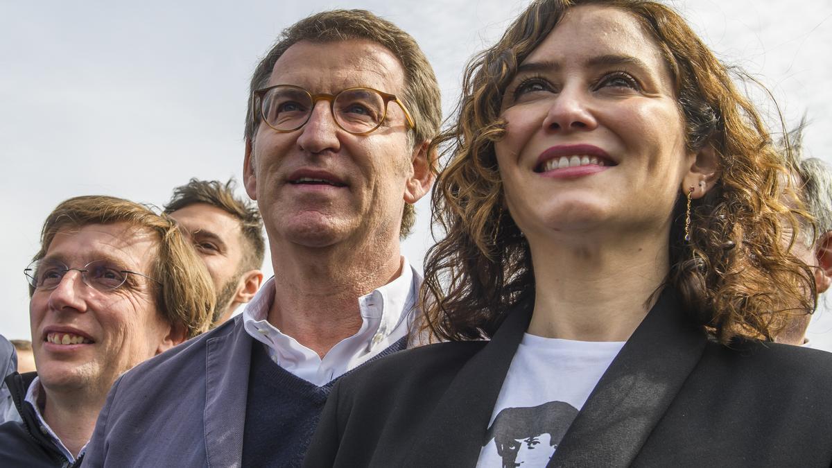 Isabel Díaz Ayuso junto a Alberto Núñez Feijóo y José Luis Martínez-Almeida.