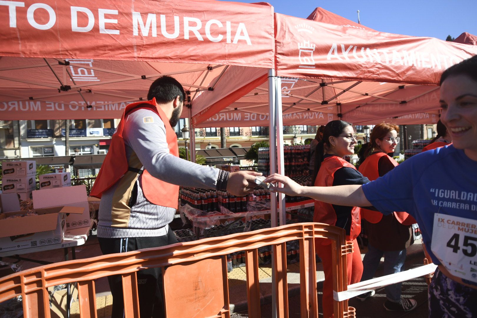 Imágenes de ambiente de la Carrera de la Mujer de Murcia