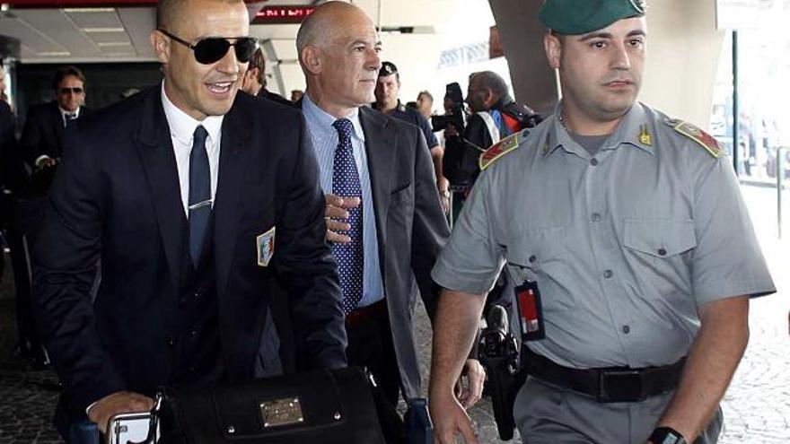 Cannavaro tuvo que ser protegido por las fuerzas de seguridad en Fiumicino.