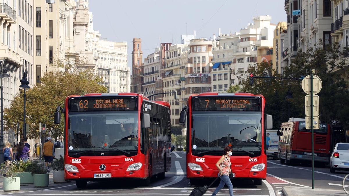 Autobuses de la EMT en el centro de València