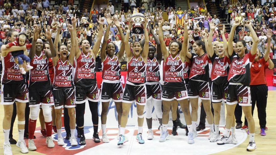 Les jugadores de l&#039;Spar Citylift Girona celebrant la Supercopa a Fontajau el setembre passat.