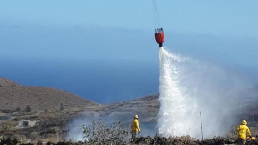 Tareas de extinción del conato de incendio en la Villa de Mazo.