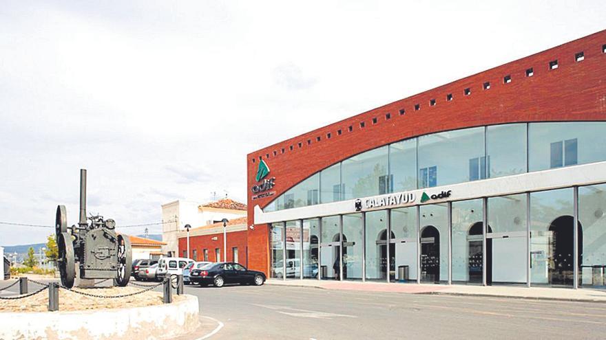 Acceso a la estación de Calatayud, que albergará un parque solar de 150 kilovatios de potencia.