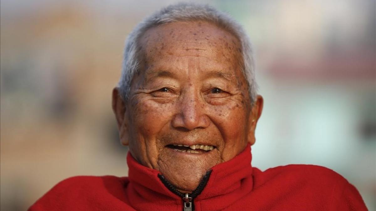 El alpinista Bahadur Sherchan, de 85 años, en la terraza de su casa