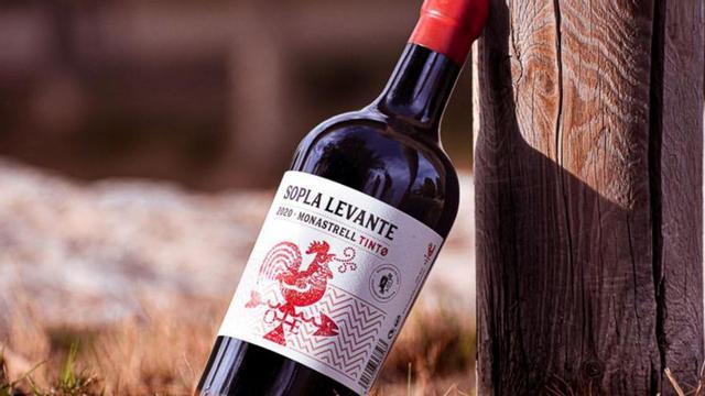 Un vino elaborado con monastrell de la montaña de Alicante. | | SOPLA LEVANTE