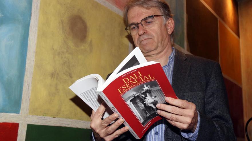 Josep Playà amb el seu llibre