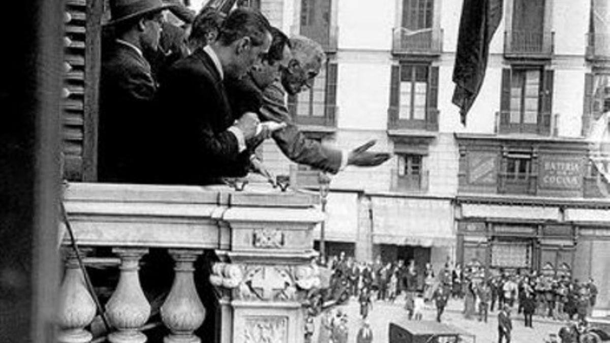 La proclamación de la República por Francesc Macià 8A la izquierda, las portadas de 'La Segunda República Española' (Pasado &amp; Presente) y 'La llavor de la llibertat. La Segona República a Catalunya' (Ara).