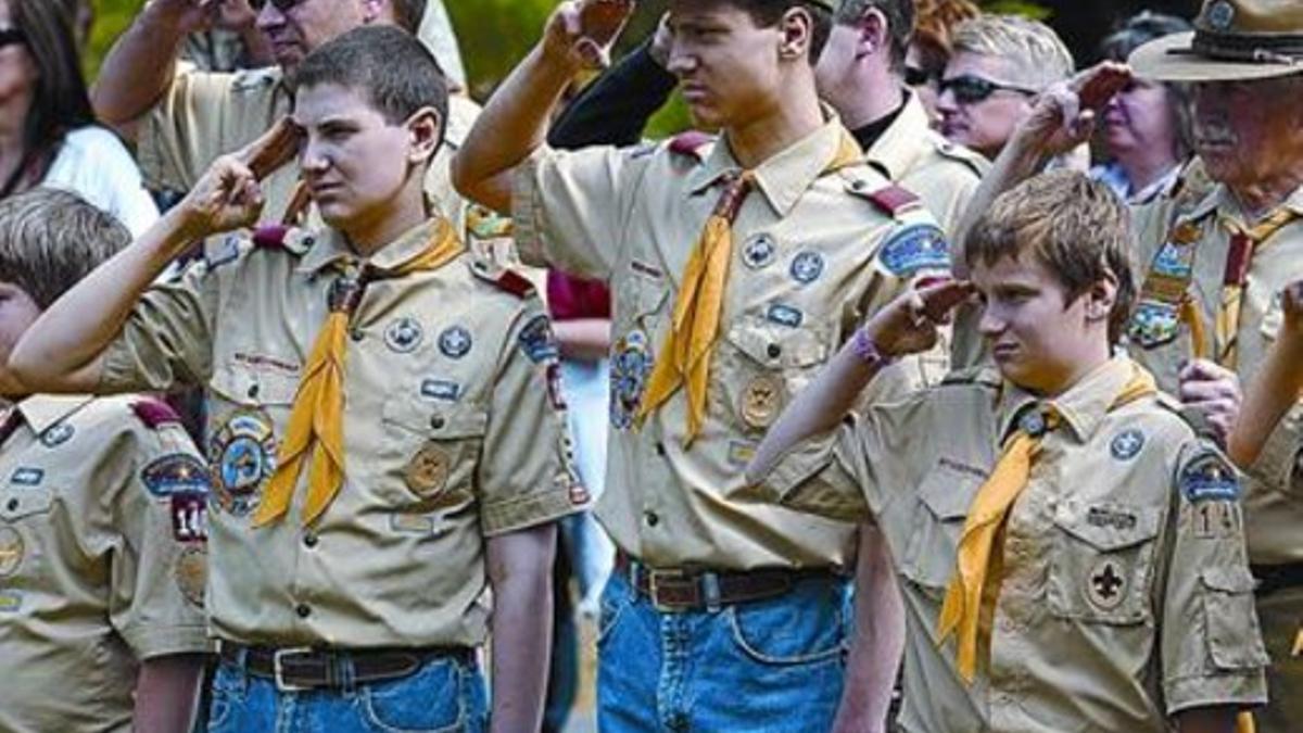 Miembros de los Boy Scouts saludan durante una ceremonia en Wisconsin (EEUU) en el 2009.