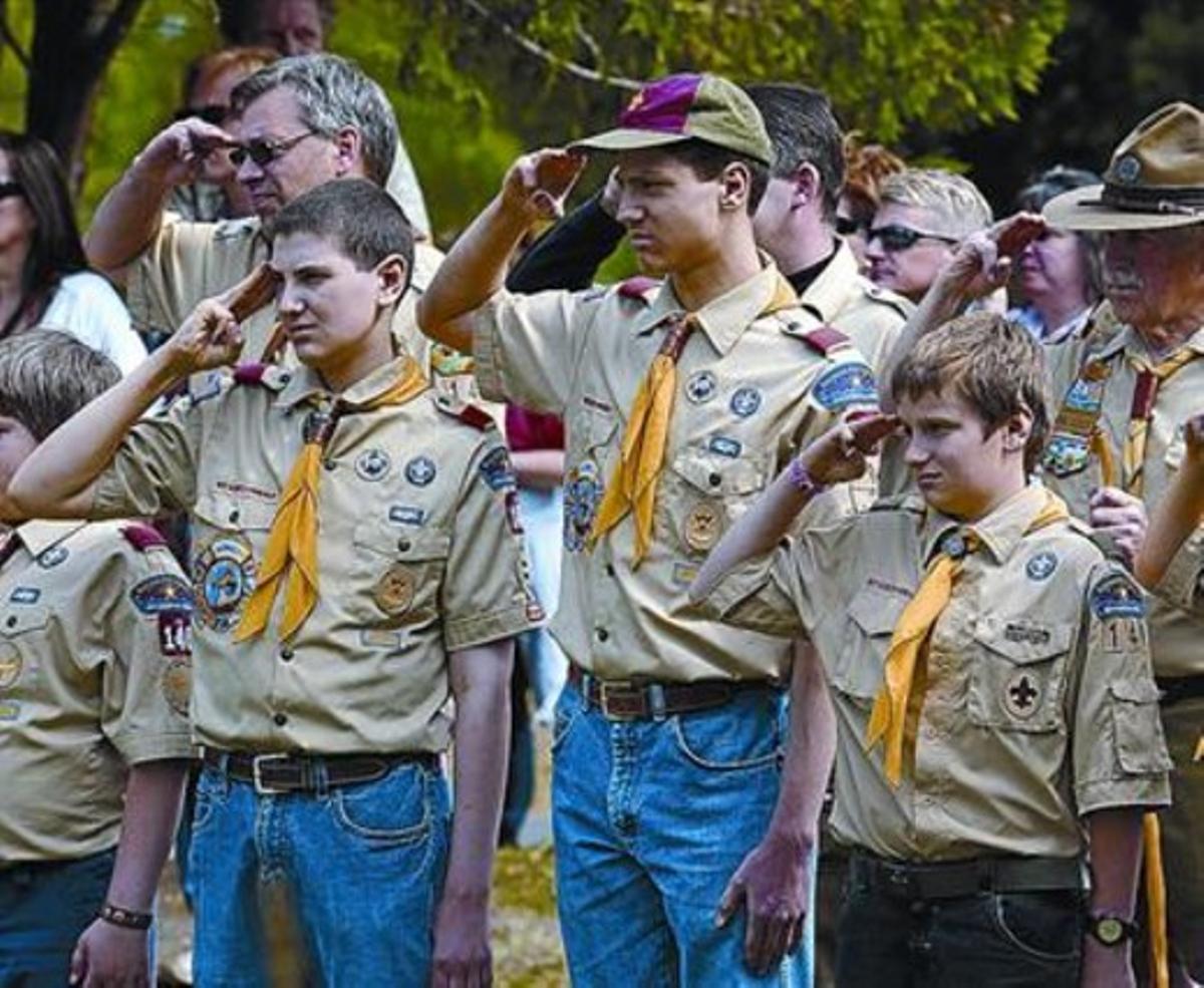 Membres dels Boy Scouts saluden durant una cerimònia a Wisconsin (EUA) el 2009.