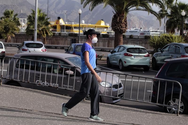 Paseos por Santa Cruz de Tenerife, en semáforo rojo como medida anti Covid 19 hasta el próximo 4 de diciembre