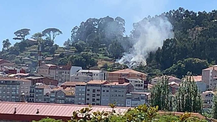 Vista del incendio forestal en el camino vello de San Roque. // Santos Álvarez