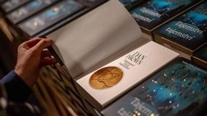 PRAGUE (Czech Republic), 09/09/2025.- The first signed copies of Dan Browns new book The Secret of Secrets are displayed for sale during an early morning book launch at the Old Town City Hall in Prague, Czech Republic, 09 September 2025. The Secret of Secrets, the new novel featuring Robert Langdon, launches in Prague. The story takes place in Prague, London, and New York. (República Checa, Londres, Nueva York, Praga) EFE/EPA/MARTIN DIVISEK