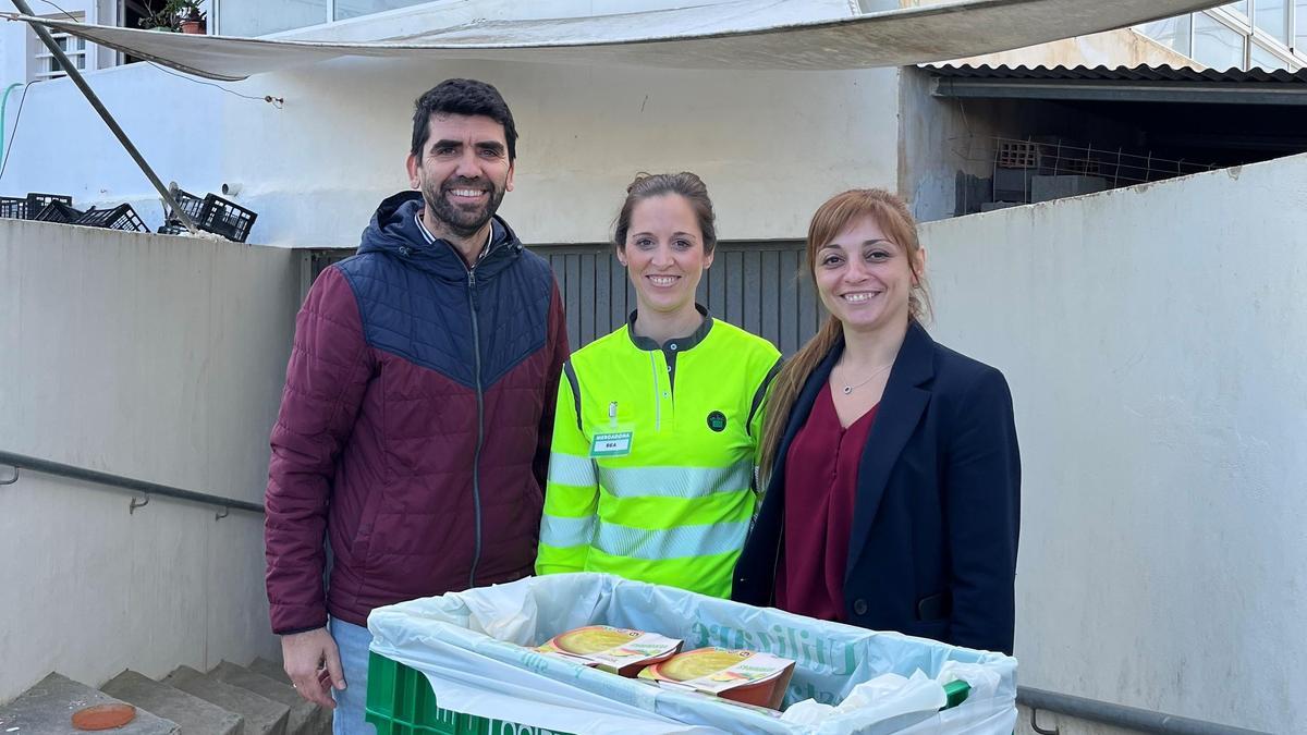 Antonio Mohedas, de Cáritas Sant Antoni con Marina Veres y Beatriz Cabrero, del supermercado Mercadona del municipio