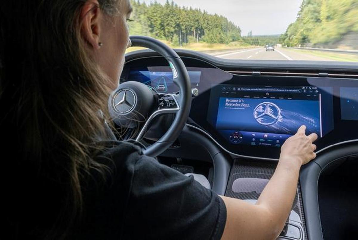 Estos son los 10 coches con los que se puede conducir sin las manos en el volante