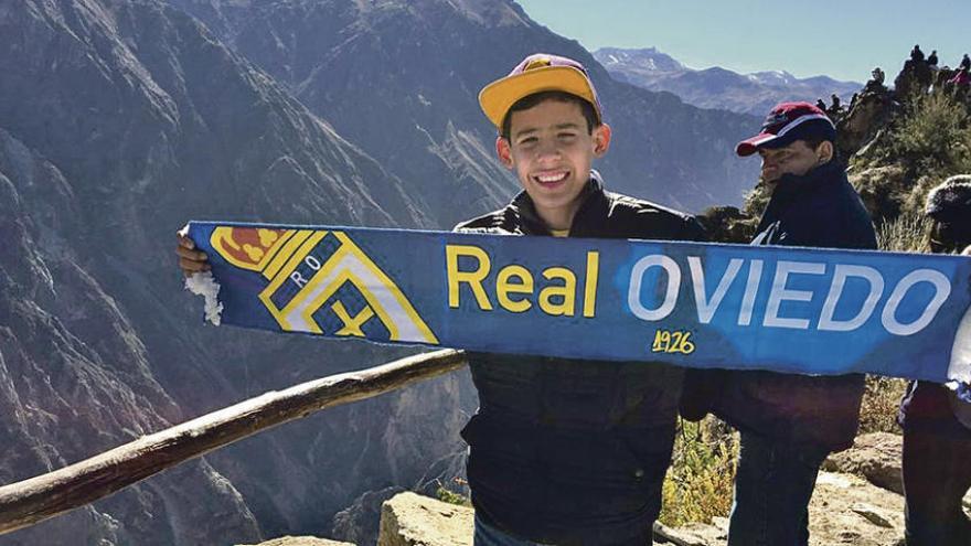 Luis Felipe, con su bufanda del Oviedo en el valle del Colca.