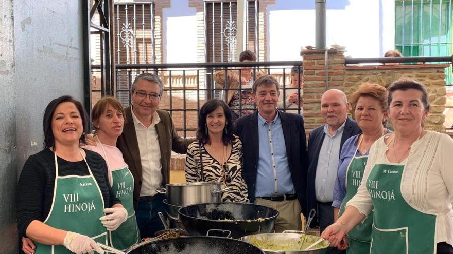 El presidente de la Diputación, Francisco Salado, y el alcalde de Algatocín, José Manuel López Gutiérrez, junto a varios vecinos que han preparado un plato con hinojo.