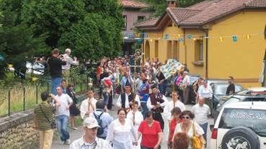 Bienvenida estival con jiras, vaqueiros y mucha pólvora