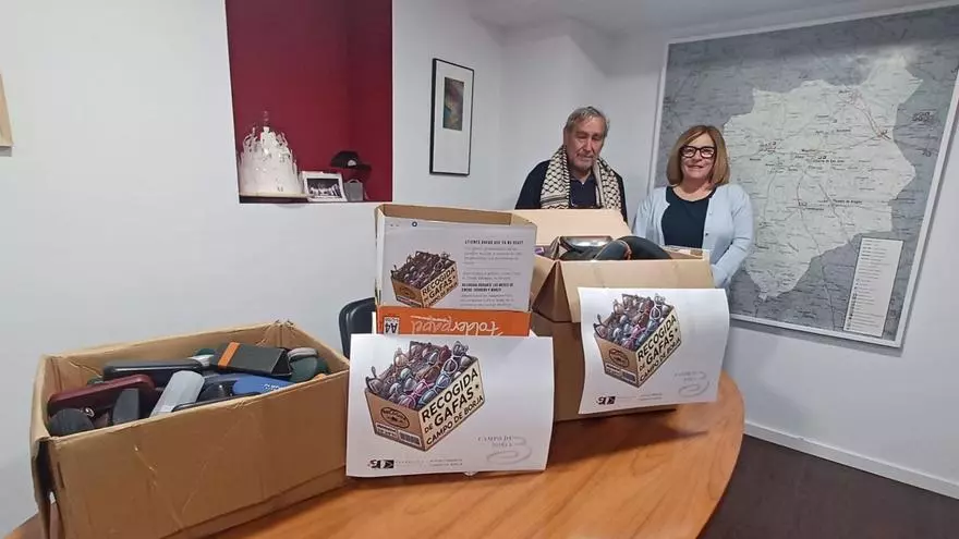 La comarca entrega gafas donadas a la Fundación Ilumináfrica