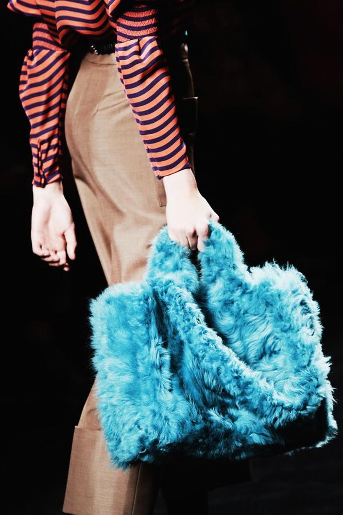 Bolso peluche de Fendi en Milan Fashion Week