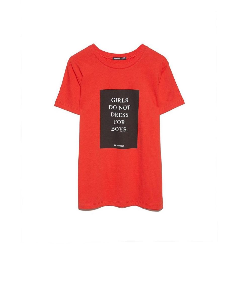 Camiseta roja con mensaje feminista de Stradivarius. (Precio: 5, 99 euros)