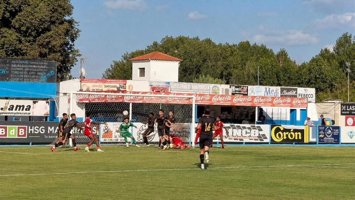 Una acción del partido entre el Coria y el Córdoba B.