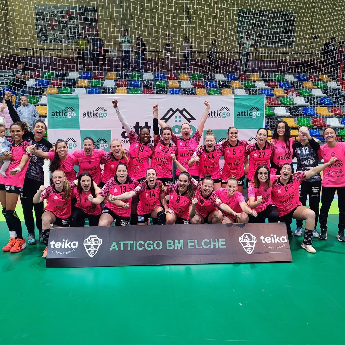 Las jugadoras del AtticGo Elche celebran su victoria en la final