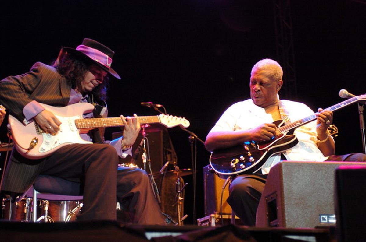 B.B. King y Raimundo Amador, en una actuación conjunta en las Las Ventas de Madrid, en junio del 2004. 