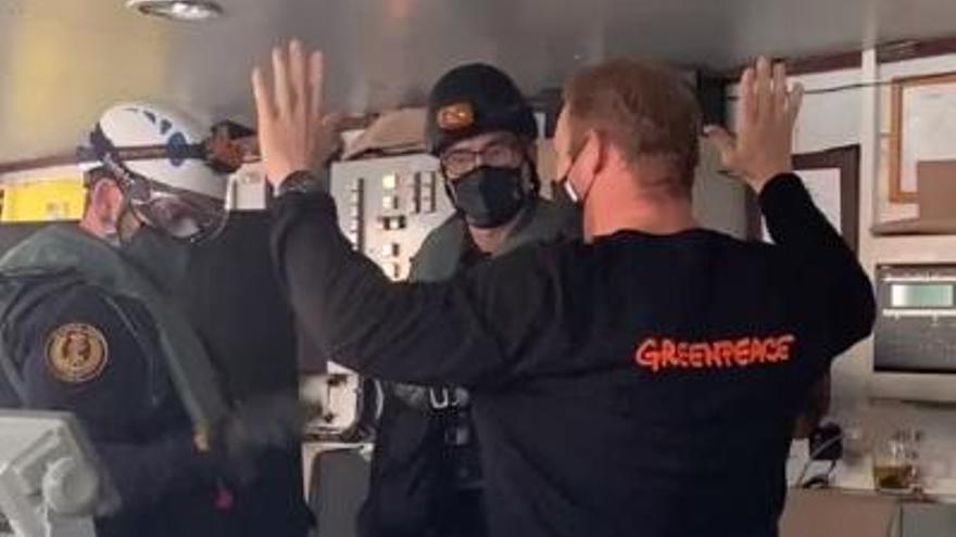 La Guardia Civil con el capitan del barco de Greenpeace