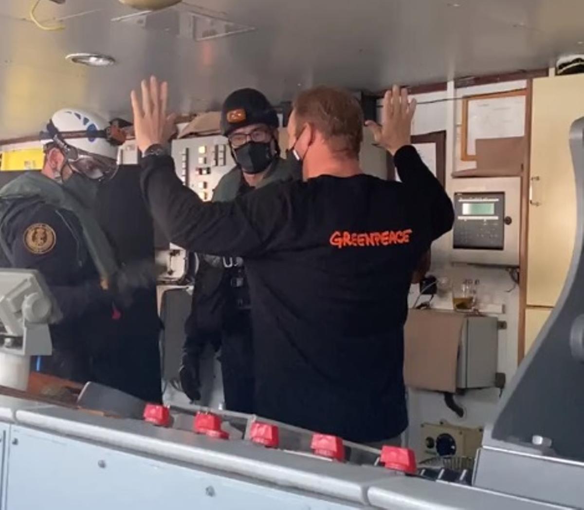 La Guardia Civil con el capitan del barco de Greenpeace