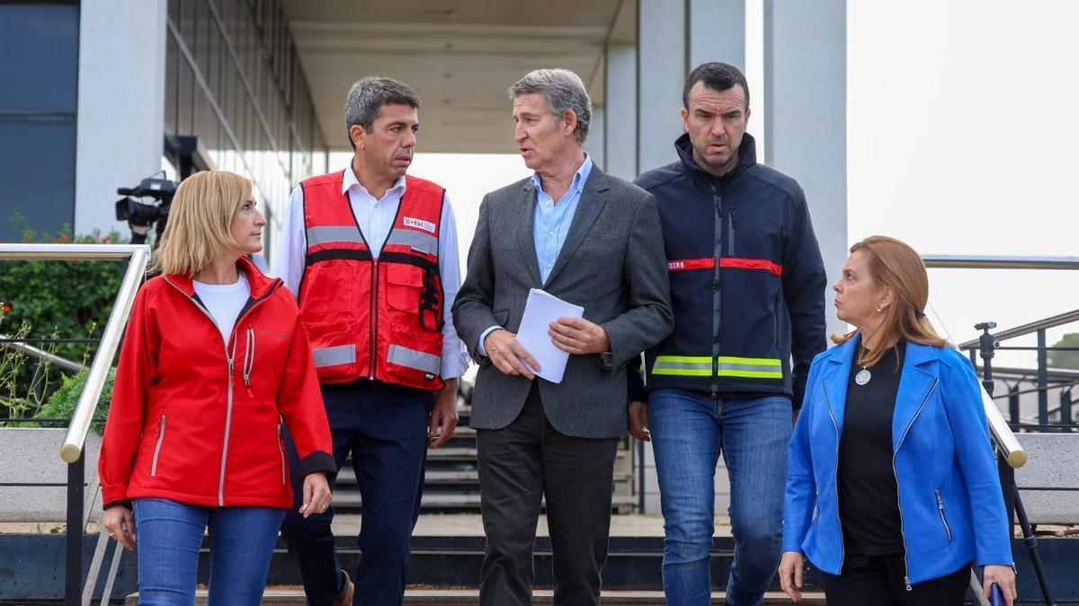 Feijóo, en el centro de coordinación de emergencias, con Mazón, Salomé Pradas, Mompó y Mazzolari.