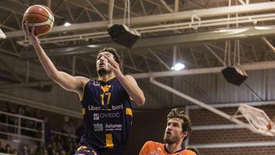José Blázquez entra a canasta ante el Palencia, en Pumarín.