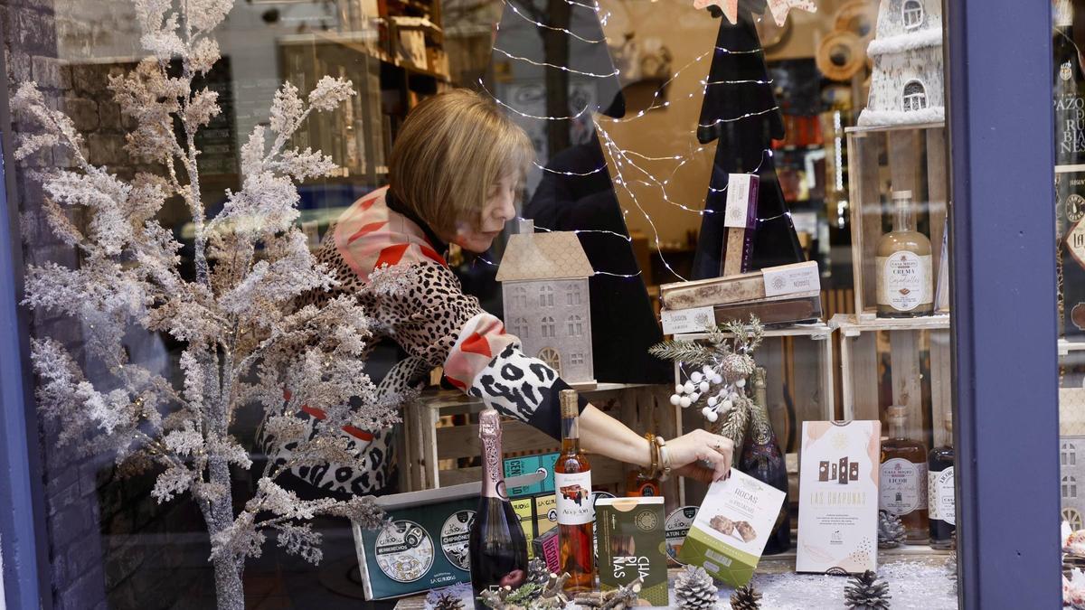 Los negocios del barrio gijonés de El Llano decoran sus escaparates por Navidad