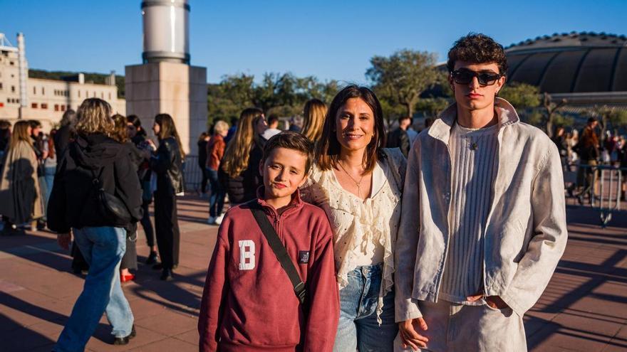 La generación 'baby boom' va de conciertos y botellón con sus hijos adolescentes: 