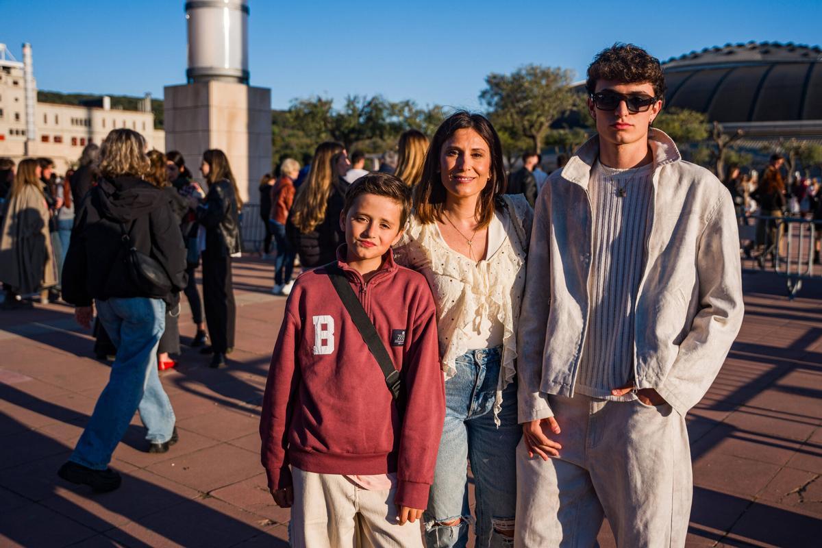 La generación 'baby boom' va de conciertos y botellón con sus hijos adolescentes: "Nos llevamos bien y nos gusta la misma música, todo cuadra"