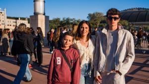 La generació baby boom va a concerts i a fer botelló amb els seus fills adolescents: “Ens entenem bé i ens agrada la mateixa música, tot encaixa”