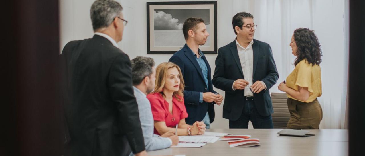 Pedro Martín, presidente del Cabildo, junto a parte de su equipo de gobierno durante un encuentro de trabajo.