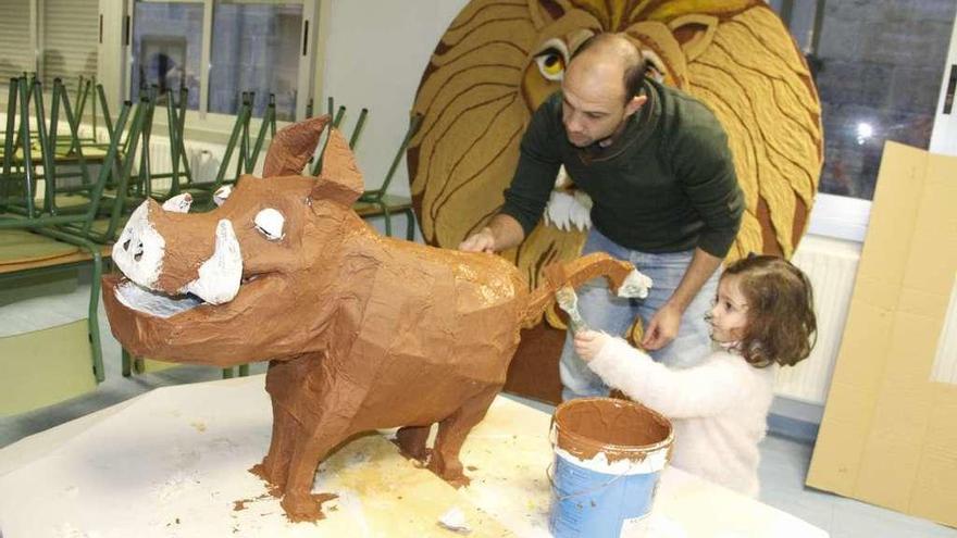 Trabajos de la carroza del colegio de Nazaret, en Cangas, dedicada al Rey León. // Santos Álvarez