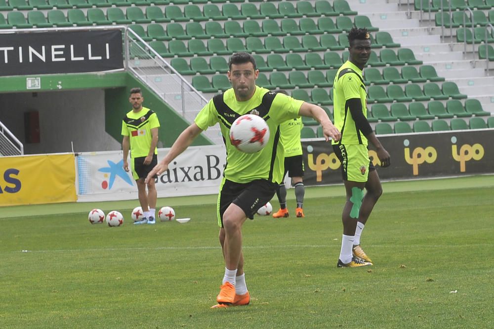 La afición del Elche apoya a los suyos en el entrenamiento previo al derbi contra el Hércules