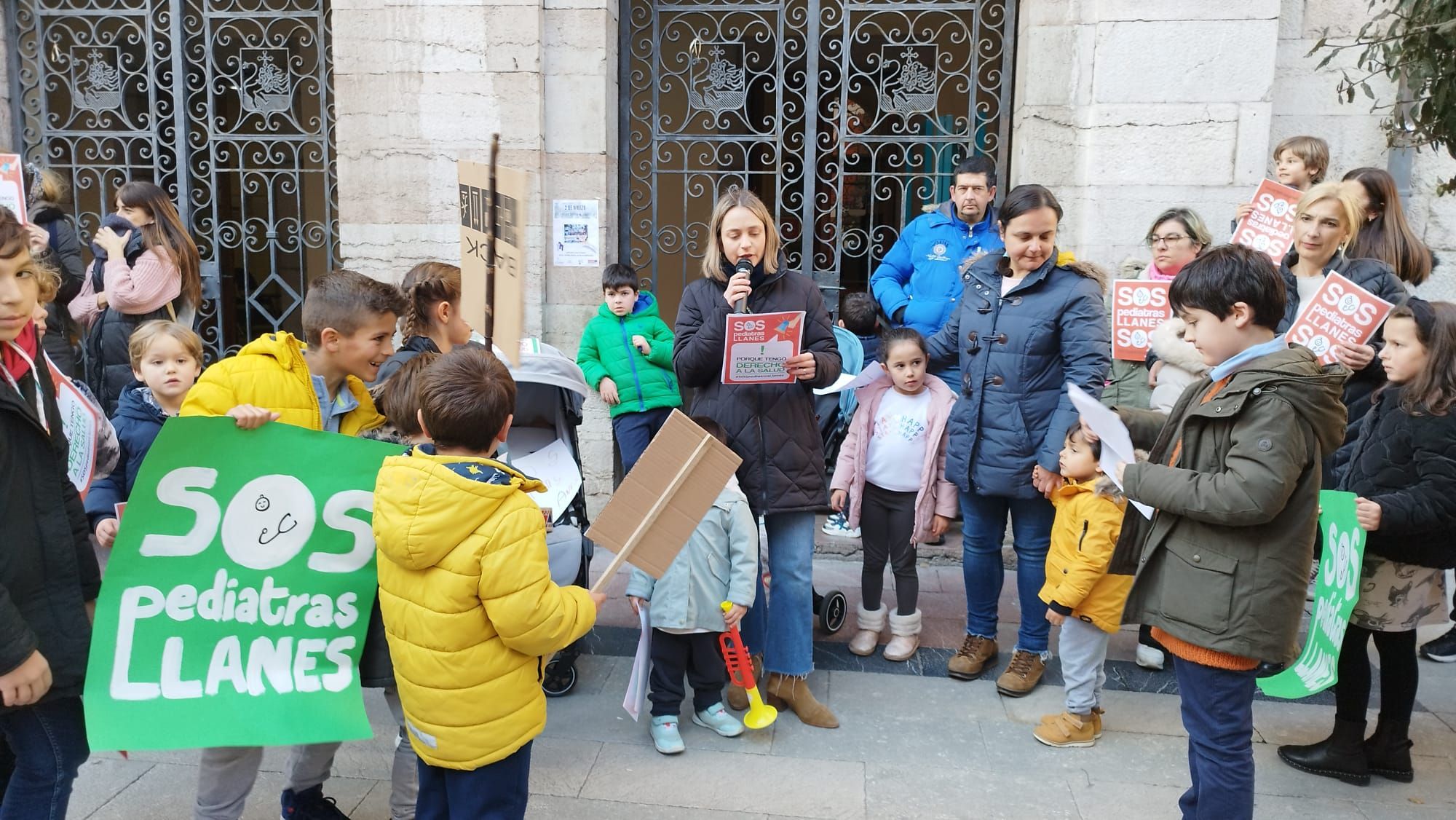 Manifestación en Llanes ante la falta de pediatras