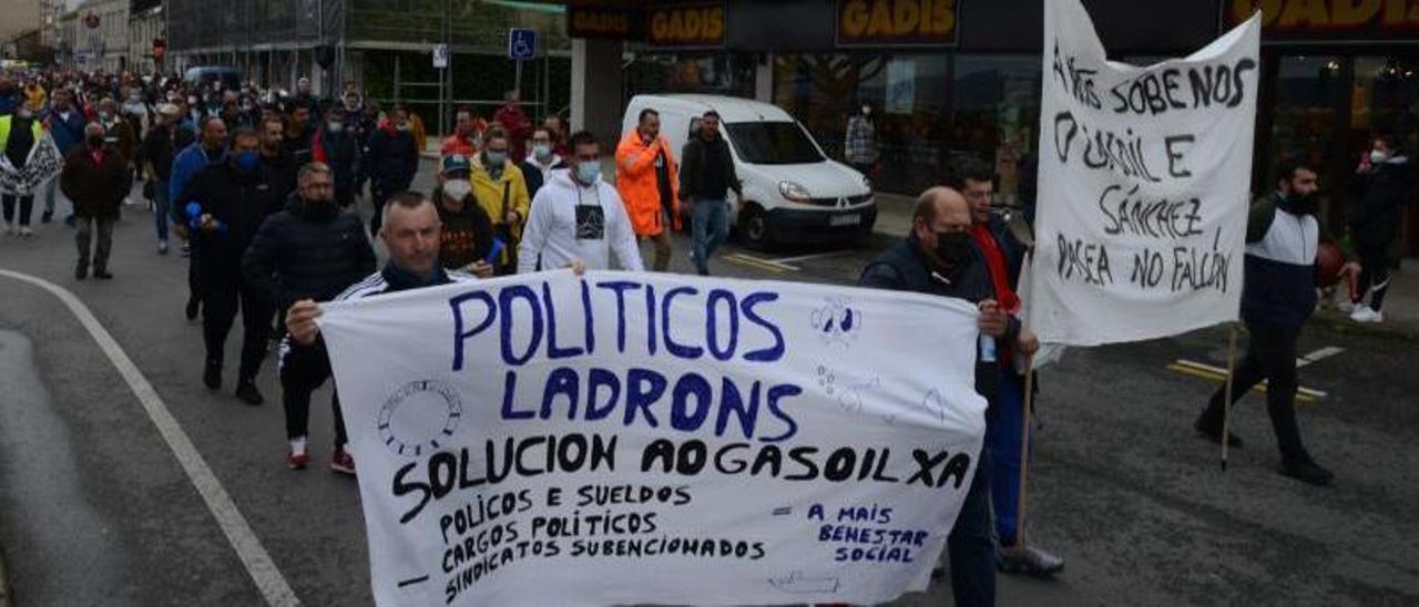 La manifestación convocada por la flota de Bueu en el mes de marzo por el aumento del precio de los combustibles. |   // GONZALO NÚÑEZ