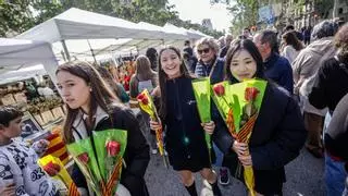 Las calles de Barcelona empiezan a animarse en un Sant Jordi que aspira a récord | Directo