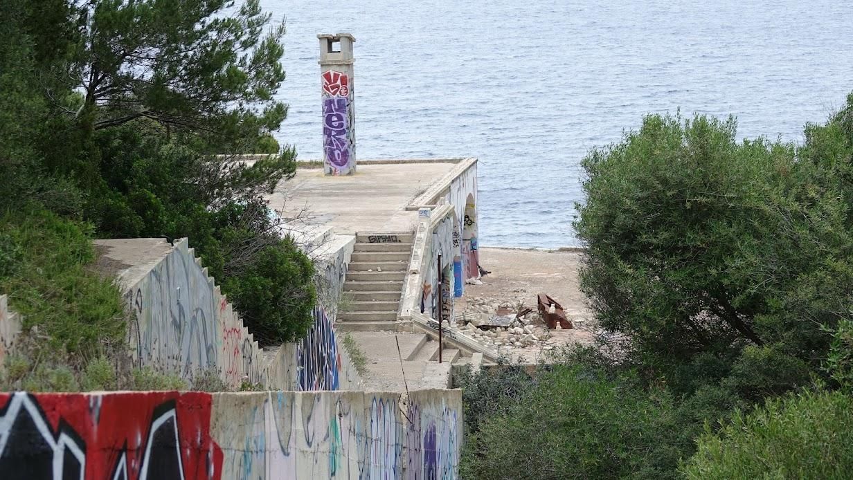 Éste es el aspecto actual del Casino de Calvià, en estado de abandono y entre grafitis