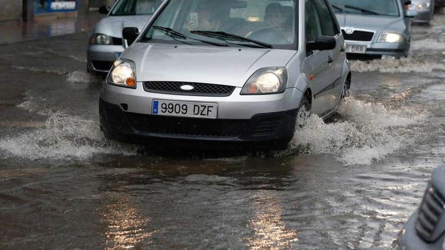 coches sobre agua. Calles del centro de Avilés, como Llano Ponte, se inundaron, con las peores consecuencias para los coches.