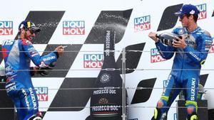 Álex Rins y Joan Mir celebran, en el podio de Motorland, dos nuevos éxitos de Suzuki.
