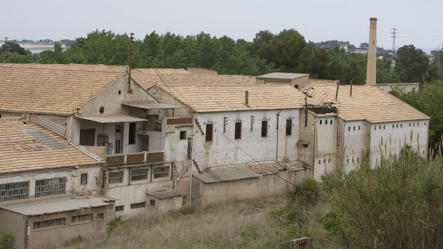Muere un niño de 13 años al caer del tejado de una fábrica abandonada en Ontinyent, Valencia