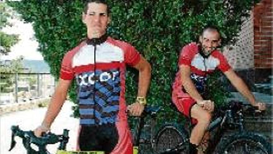 Dos ciclistes mostren els mallots i els culots de la nova col·lecció