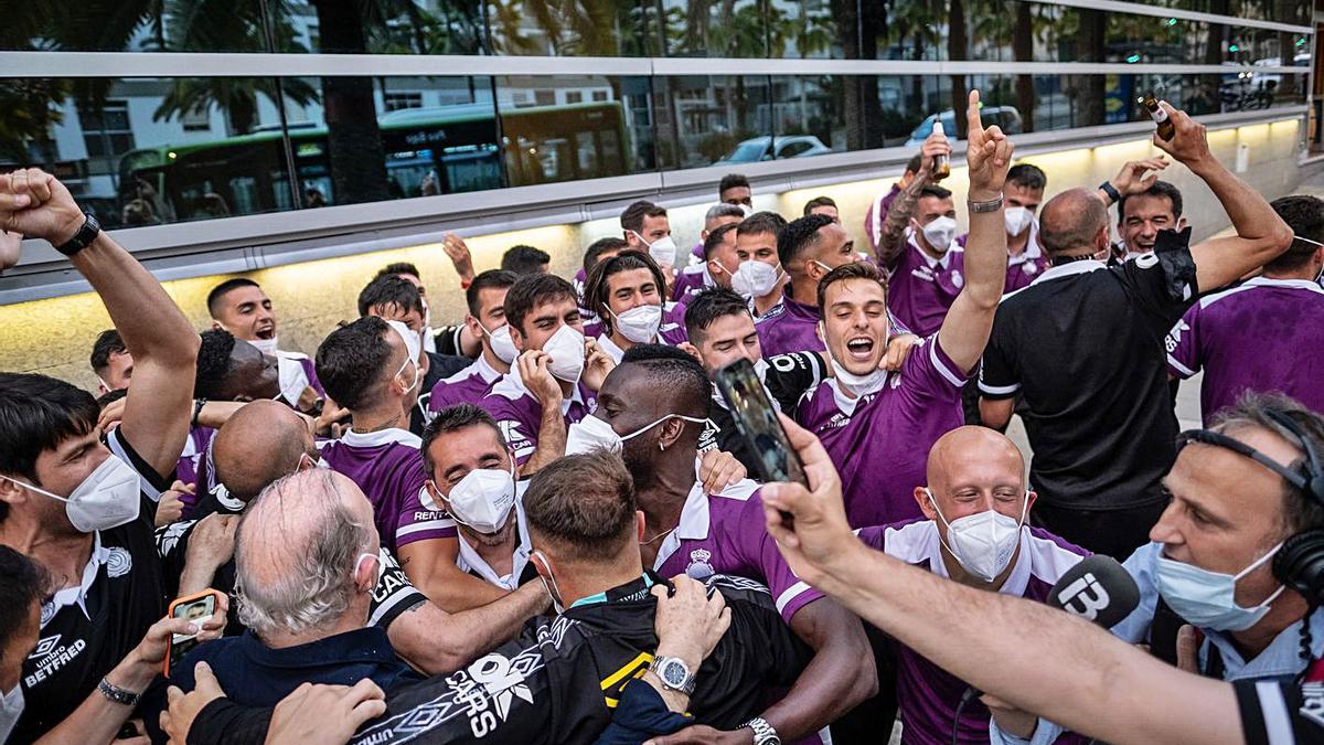 Los jugadores celebraron el ascenso ante su hotel de concentración. | A. GUTIÉRREZ