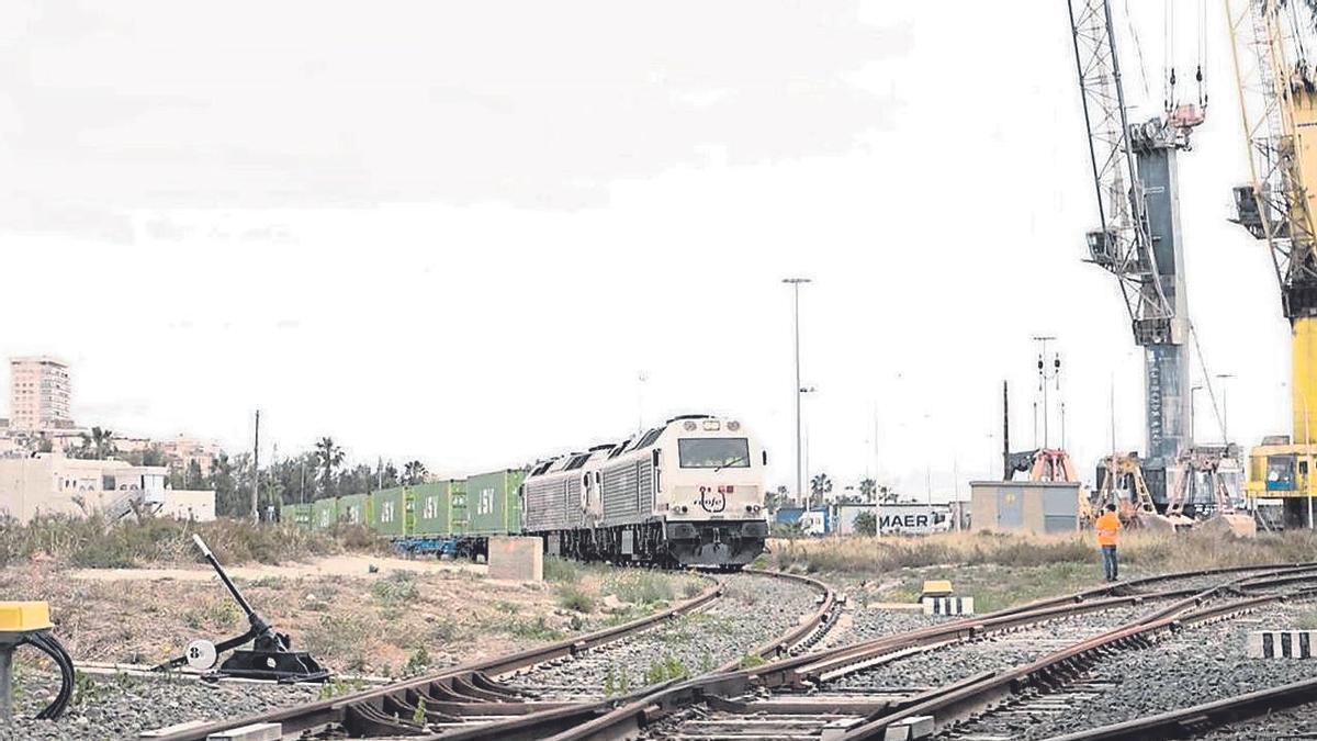 Un tren cargado con contenedores circulando por las vías del interior del Puerto de Alicante.