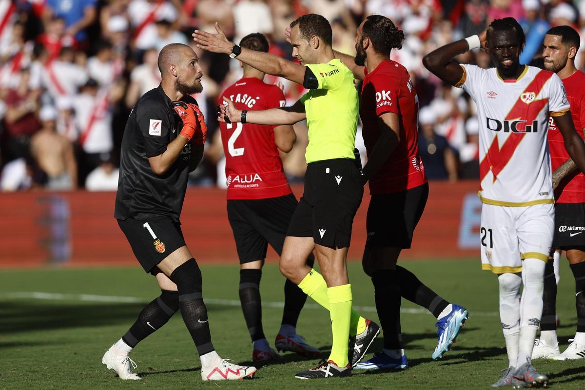 Rajkovic protesta al árbitro tras señalar penalti